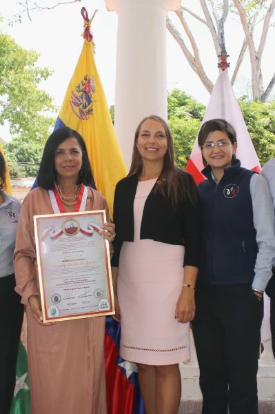 Directora del Centro Venezolano Americano de Margarita recibe la Orden Especial Lech Walesa en su nica clase