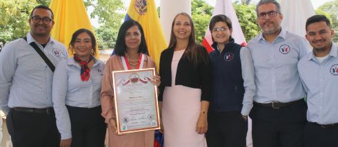 Directora del Centro Venezolano Americano de Margarita recibe la Orden Especial Lech Walesa en su nica clase