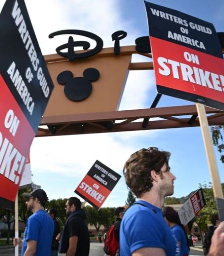 Sindicato de Guionistas de Hollywood pide al Gobierno regular Amazon, Netflix y Disney